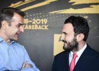 ΔΕΘ 2018: Στο περίπτερο του Άρη ο Μητσοτάκης – Του χάρισαν φανέλα με το «1» (pics)