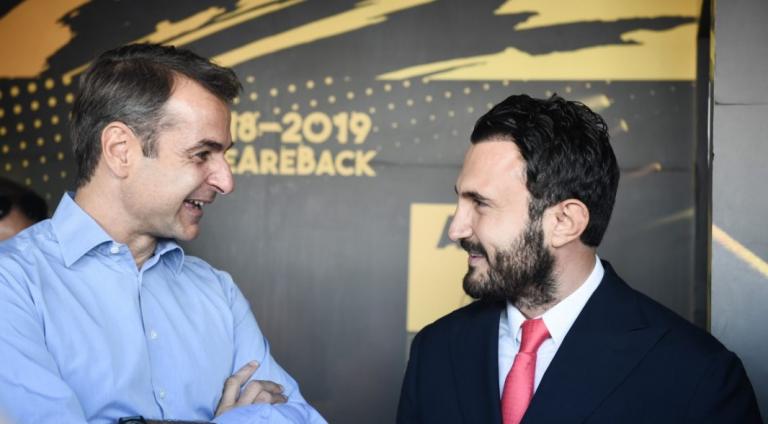 ΔΕΘ 2018: Στο περίπτερο του Άρη ο Μητσοτάκης – Του χάρισαν φανέλα με το «1» (pics)