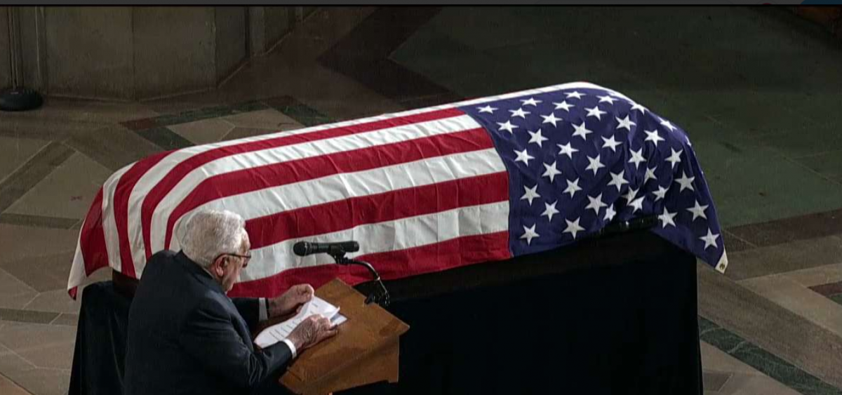 Τζον Μακέιν: Το τελευταίο “αντίο” από Μπους και Ομπάμα – “Εξαφανισμένος” ο Τραμπ