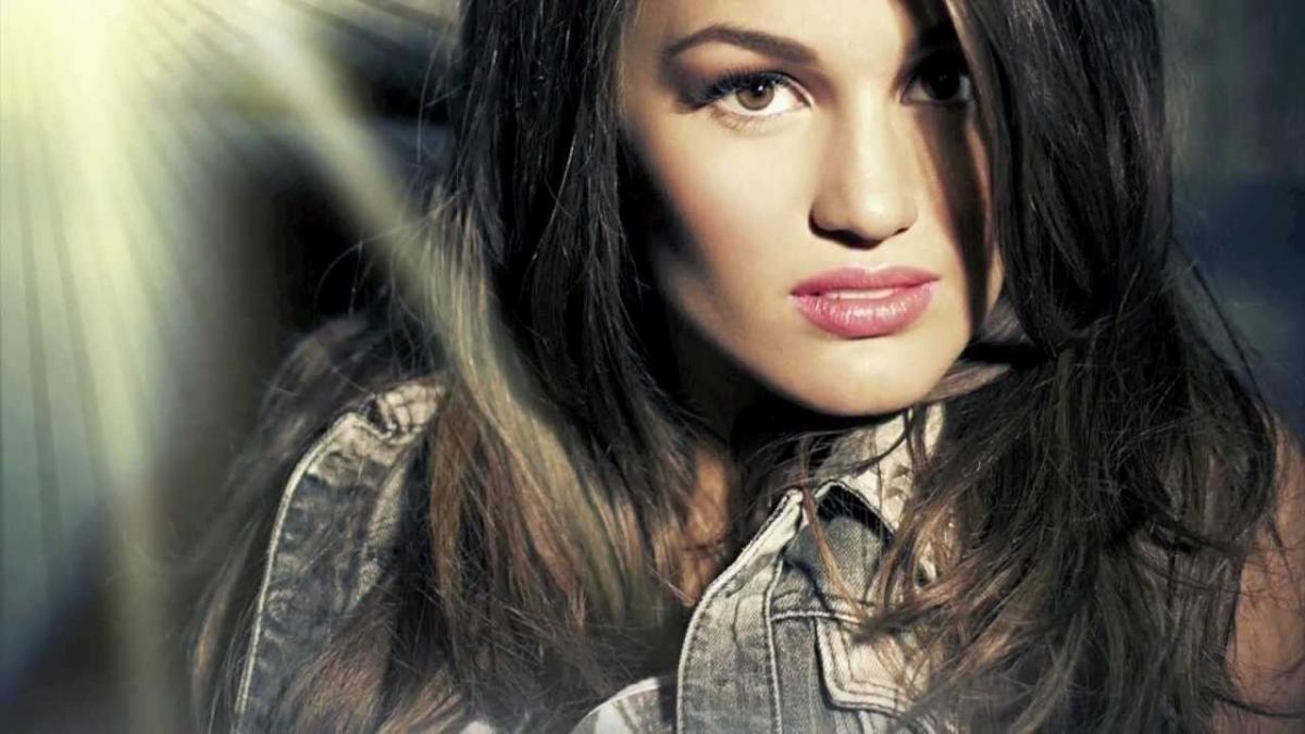 ATHENA MANOUKIAN: Με αυτό το τραγούδι “μάγεψε” τον Ρομπι Ουίλιαμς (vids)