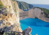 Ζάκυνθος: Κατάρρευση βράχου στο Ναυάγιο – Τραυματίστηκε μία λουόμενη (pics)