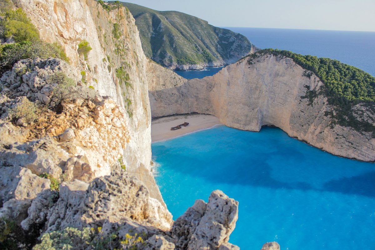 Ζάκυνθος: Κατάρρευση βράχου στο Ναυάγιο – Τραυματίστηκε μία λουόμενη (pics)