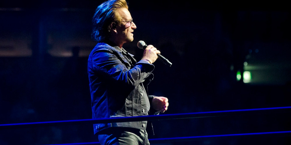 Μπόνο: Δείτε τη στιγμή που χάνει τη φωνή του πάνω στη σκηνή (vid)