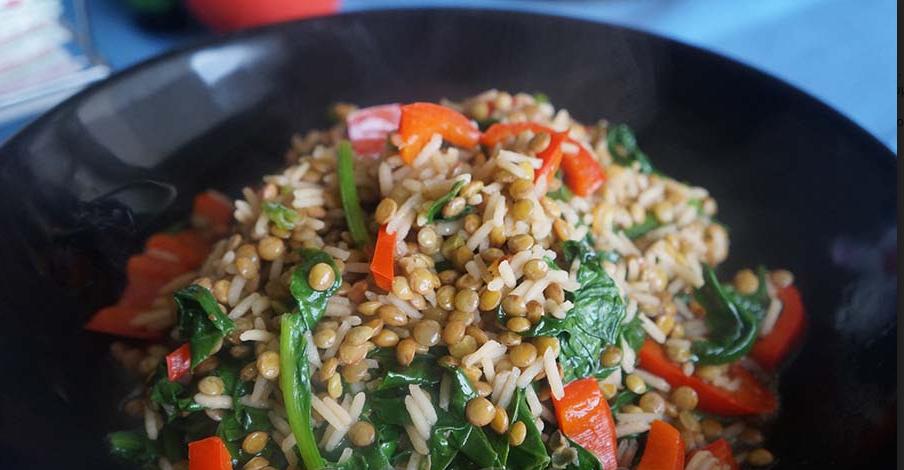 Η συνταγή της ημέρας: Φακόρυζο με σπανάκι και κόκκινες πιπεριές