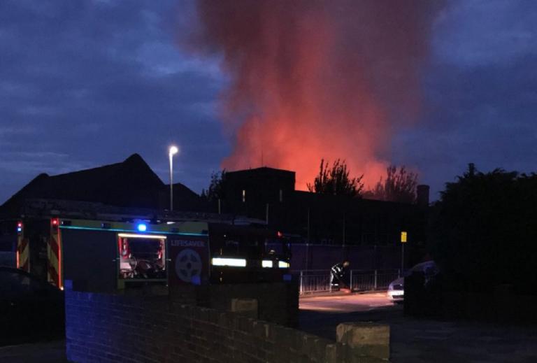 ΦΩΤΙΑ ΤΩΡΑ: Σε εξέλιξη πυρκαγιά σε σχολείο στο Λονδίνο ...