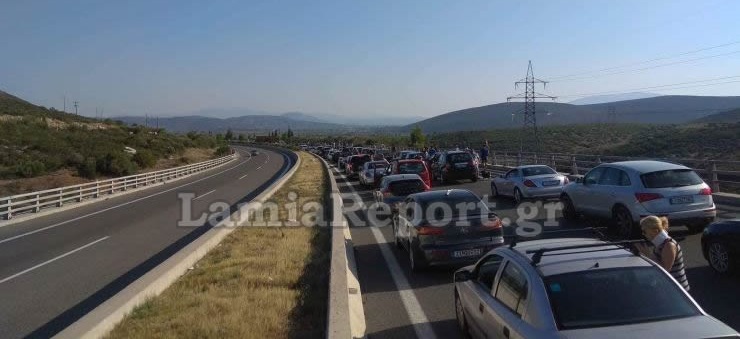 “Στρατιωτάκια” οι οδηγοί στην Αθηνών Λαμίας – Ατέλειωτες ουρές (pics)