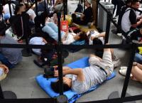 Ουρές χιλιομέτρων για ένα… iPhone (pics&vid)
