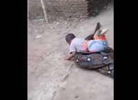 Ινδονησία: Τρομακτικό βίντεο – Παιδί παίζει με πελώριο πύθωνα στην αυλή του σπιτιού του