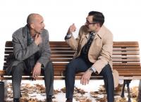 “Σε μια…Μέρα”: Η καυστική μαύρη κωμωδία του Άλλεν Μπάρτον επιστρέφει για 12 παραστάσεις