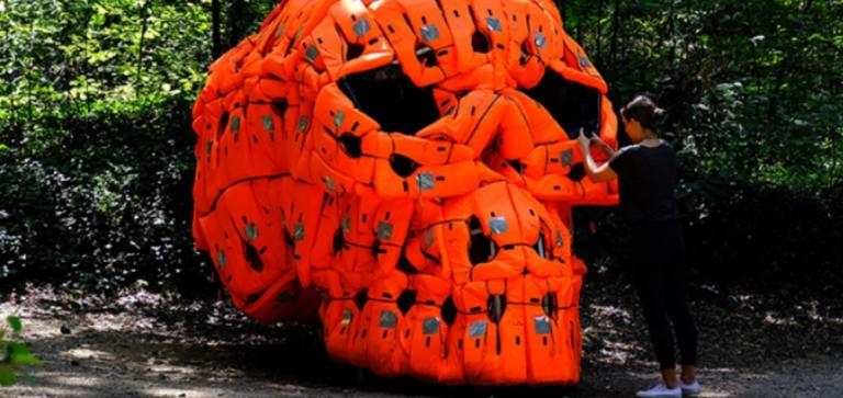 Μια νεκροκεφαλή από σωσίβια για πρόσφυγες