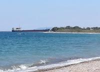 Εύβοια: Εμπορικό πλοίο βγήκε στη στεριά (pics&vid)