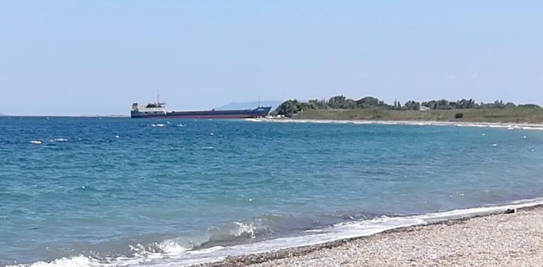 Εύβοια: Εμπορικό πλοίο βγήκε στη στεριά (pics&vid)
