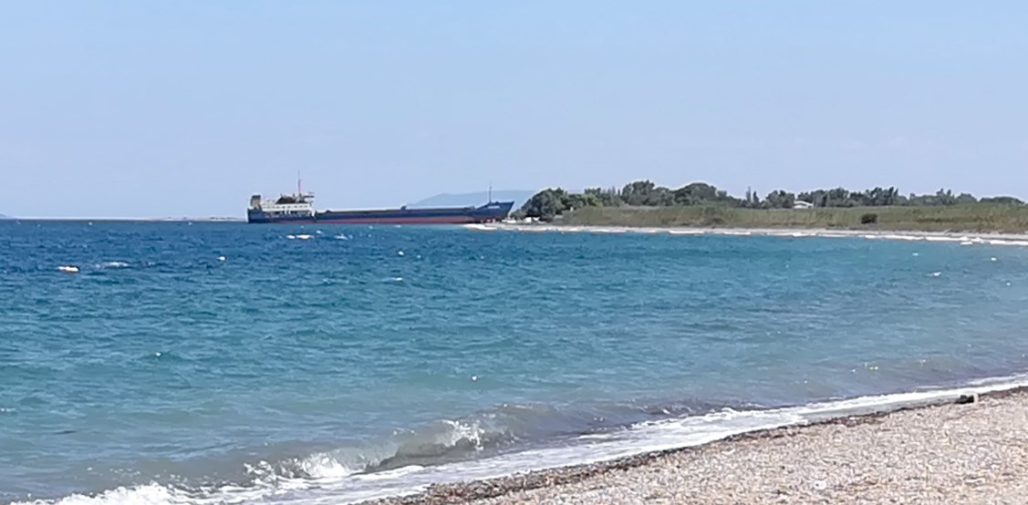 Εύβοια: Εμπορικό πλοίο βγήκε στη στεριά (pics&vid)