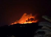 ΦΩΤΙΑ ΤΩΡΑ: Μαίνεται η πυρκαγιά στην Σάμο