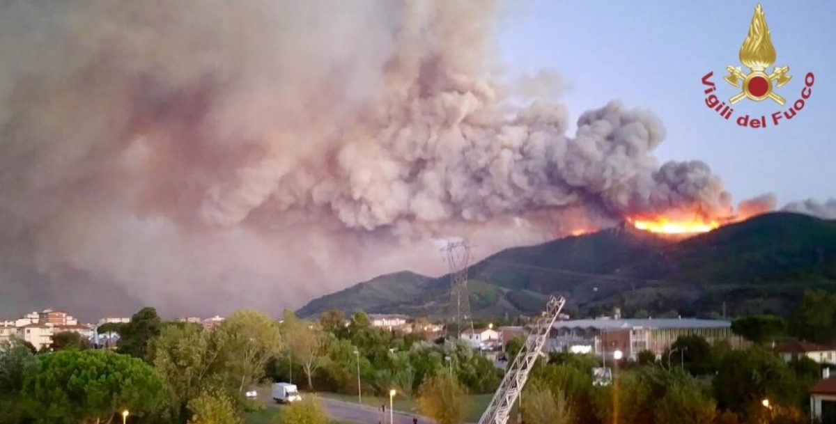 ΦΩΤΙΑ ΤΩΡΑ: Πυρκαγιά στην Τοσκάνη, εκατοντάδες άνθρωποι απομακρύνθηκαν από τα σπίτια τους (pics)