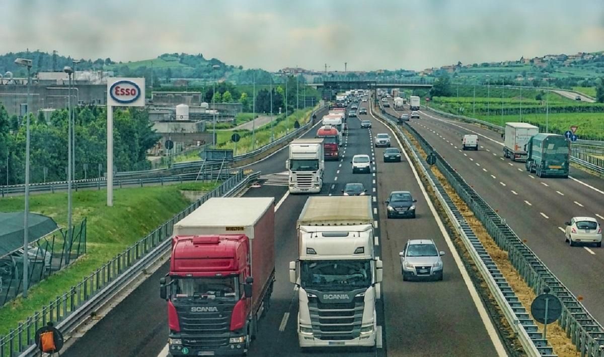 ΕΕ: Αποφασισμένη για τον περιορισμό των αυξανόμενων εκπομπών CO2 από τα βαρέα οχήματα