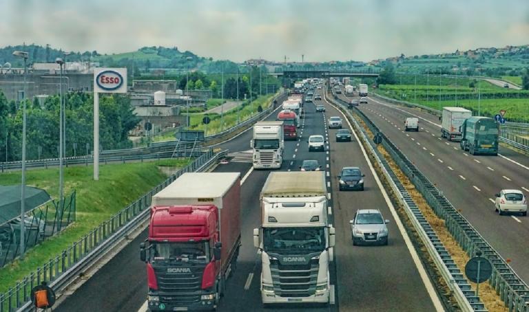 ΕΕ: Αποφασισμένη για τον περιορισμό των αυξανόμενων εκπομπών CO2 από τα βαρέα οχήματα