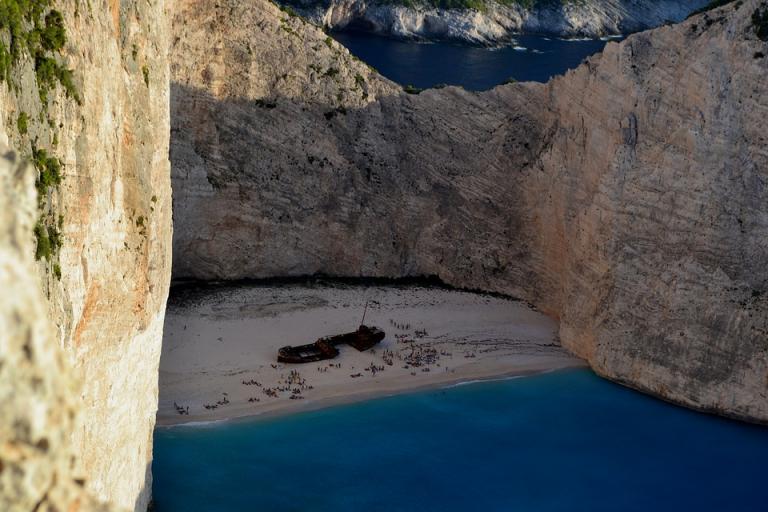 ΠΑΡΑΛΙΑ ΝΑΥΑΓΙΟ: Έκλεισε για λουόμενους και σκάφη μετά την κατολίσθηση