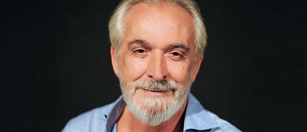 Κωνσταντίνος Ζαμπάρας: “Πιστεύω ότι ένας ηθοποιός για να φτάσει στο χιούμορ πρέπει να μάθει να αυτοσαρκάζεται”