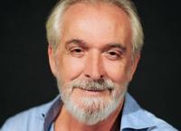 Κωνσταντίνος Ζαμπάρας: “Πιστεύω ότι ένας ηθοποιός για να φτάσει στο χιούμορ πρέπει να μάθει να αυτοσαρκάζεται”