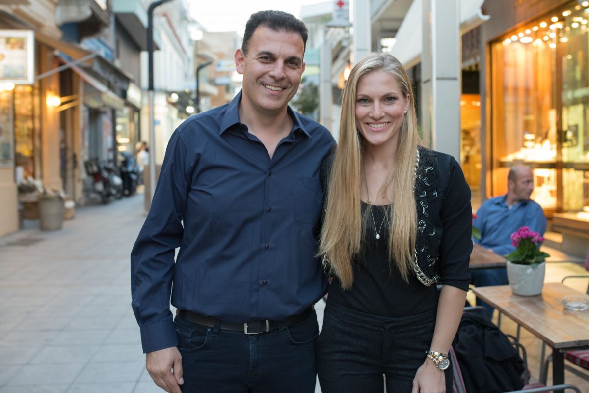 Σάρα Εσκενάζυ: Υποψήφια με τον Γιώργο Καραμέρο στο Μαρούσι