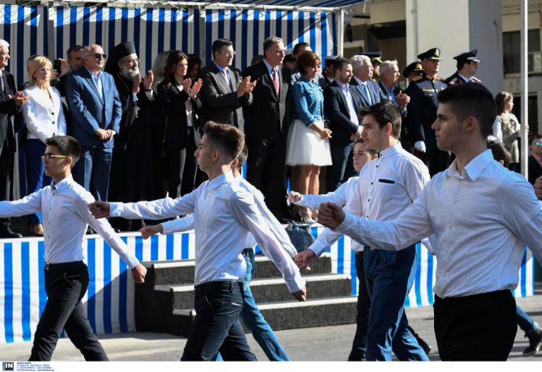 Μαθητική παρέλαση: Τα μίνι, το τούλινο φόρεμα και η Νοτοπούλου (pics)