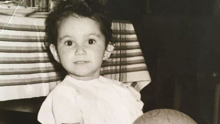 Ποια πασίγνωστη τραγουδίστρια είναι το κοριτσάκι της φωτογραφίας; (pic)