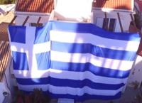 Ελληνική Σημαία: Κάλυψε το σπίτι του με σημαία 140 τ.μ. (vid)