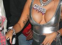 Cardi Β: Τράβηξε όλα τα βλέμματα με το αποκαλυπτικό φόρεμά της