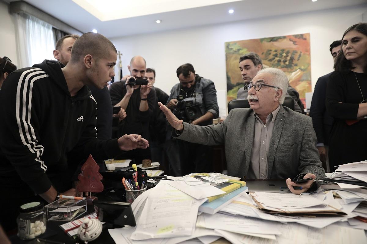 Ένταση στο υπουργείο Παιδείας: Μαθητές στο γραφείο του Γαβρόγλου
