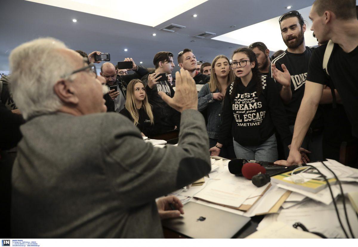 Εισβολή στο υπουργείο Παιδείας: Μαθητής βρίζει και πετάει έξω υψηλόβαθμο αστυνομικό (vid)