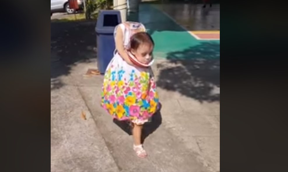 Halloween: Η πιο τρομακτική μεταμφίεση που “ρίχνει” το ίντερνετ – Κοριτσάκι κρατάει το κεφάλι του στα χέρια (vid)