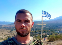 Έλληνας δημοσιογράφος για Κατσίφα: «Έλληνας φασίστας ανέβασε ελληνική σημαία σε χωριό στην Αλβανία»