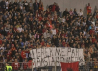 Κωνσταντίνος Κατσίφας: Προκλητικό πανό Αλβανών για το θάνατο του 35χρονου ομογενή