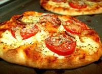 Η συνταγή της ημέρας: Λαδένια με φρέσκια μοτσαρέλα και βουβαλίσιο σαλάμι