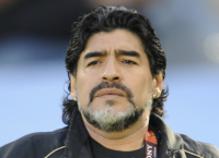 Μαραντόνα: Σε άσχημη κατάσταση – Περπατά υποβασταζόμενος κατά την προπόνηση (vid)