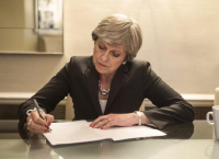 Brexit: Οι Εργατικοί δυσκολεύουν περισσότερο τη ζωή της Μέι