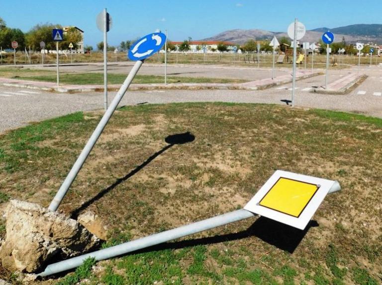 Μεσολόγγι: Άγνωστοι προκάλεσαν καταστροφές στο πάρκο κυκλοφοριακής αγωγής (pics)