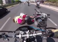 Αθήνα: Πτώση γυναίκας από μηχανή – Φορούσε μπικίνι αλλά ξέχασε το κράνος (pics&vid)