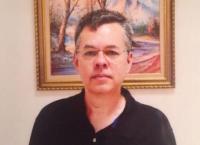 Πάστορας Μπράνσον: Ήρθη ο κατ’ οίκον περιορισμός και η απαγόρευση εξόδου από τη χώρα