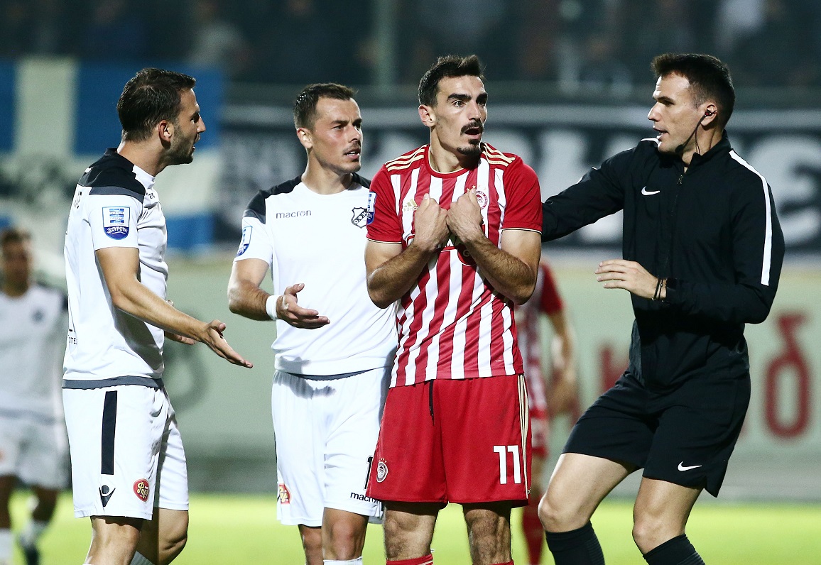 Έξαλλοι στον Ολυμπιακό: Γιατί φωνάζουν για τη διαιτησία
