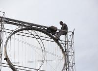 Απόπειρα αυτοκτονίας Ομόνοια: Απειλούσε να αυτοκτονήσει και από κάτω τραβούσαν βίντεο γελώντας (pics)