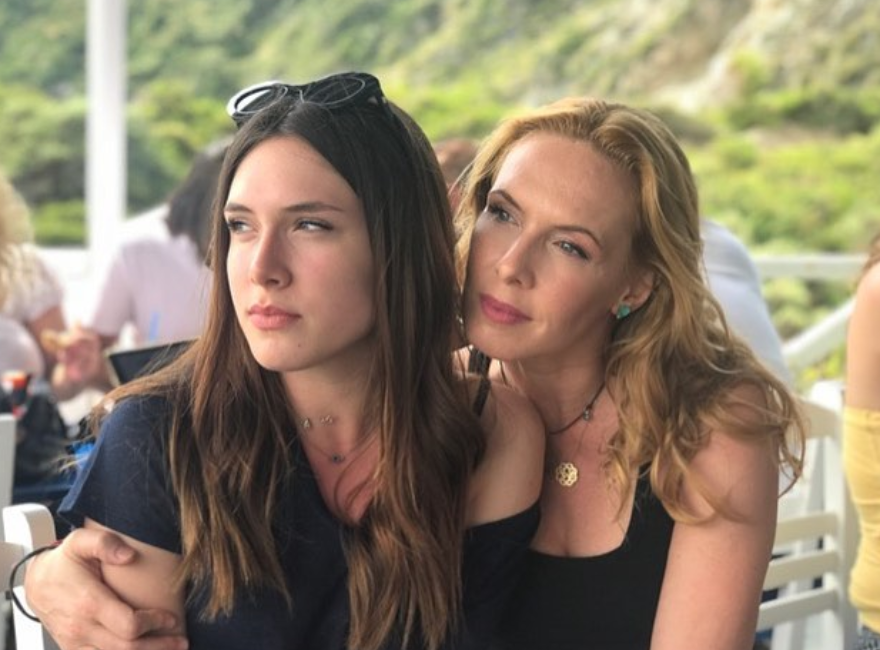 Εβελίνα Παπούλια: Βραδινή έξοδος με τη 19χρονη κόρη της