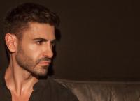 Παναγιώτης Πετράκης: «Ο ρομαντισμός είναι  το γλυκό ποτήρι κρασί το οποίο σου μαλακώνει την καρδιά!»