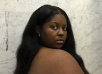 Το 22χρονο plus size μοντέλο που φωτογραφίζεται με εσώρουχα για καλό σκοπό (pics)