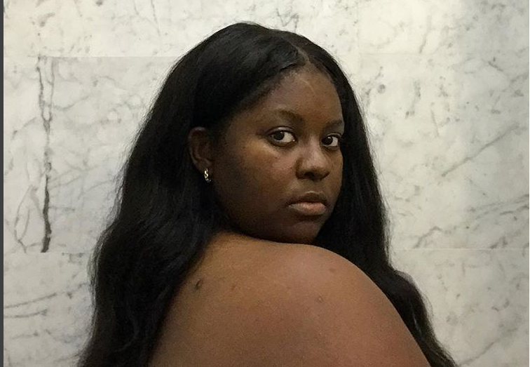 Το 22χρονο plus size μοντέλο που φωτογραφίζεται με εσώρουχα για καλό σκοπό (pics)