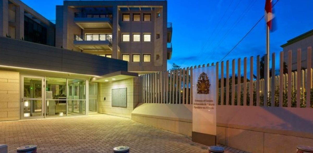 Επίθεση με βαριοπούλες και μπογιές στην πρεσβεία του Καναδά στο Χαλάνδρι