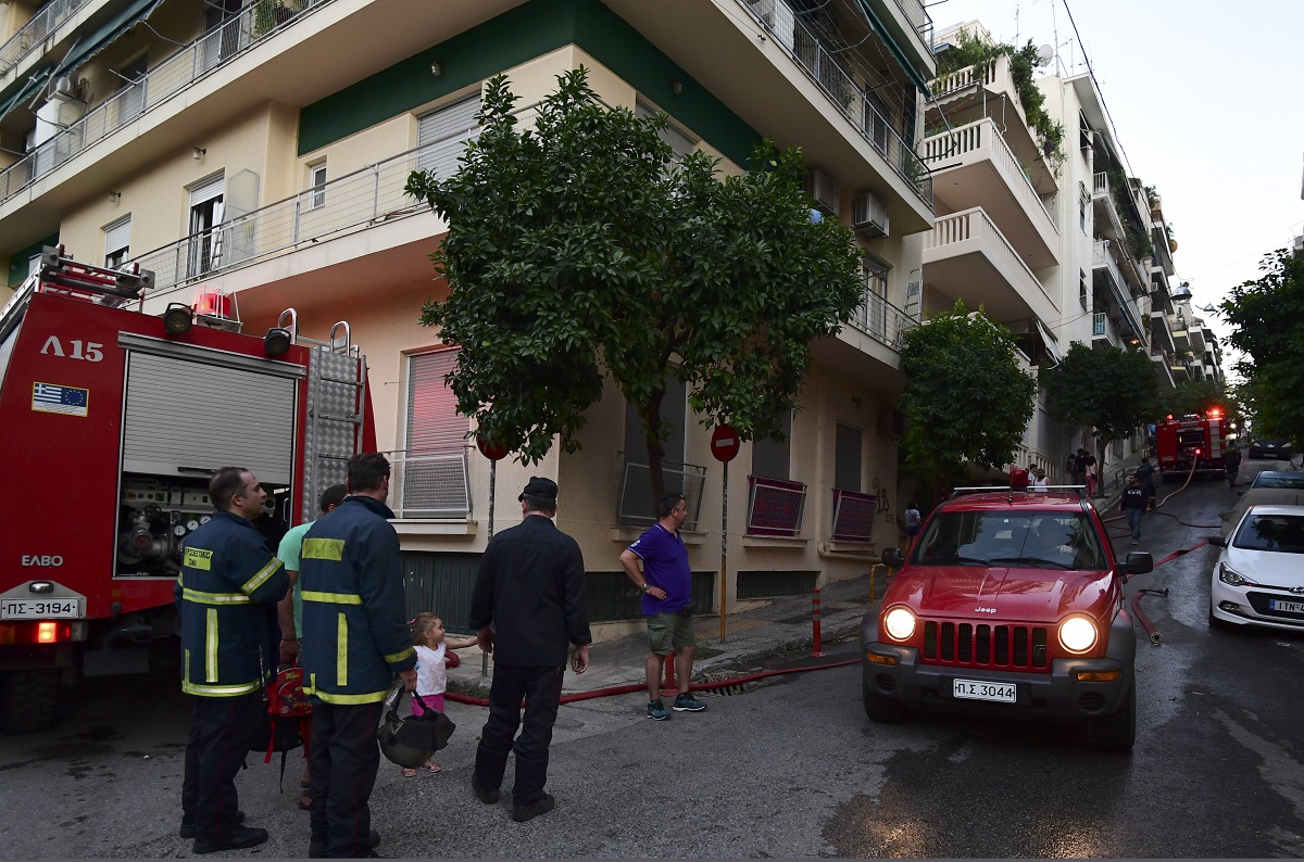 Φωτιά τώρα: Πυρκαγιά σε πολυκατοικία στο κέντρο της Αθήνας