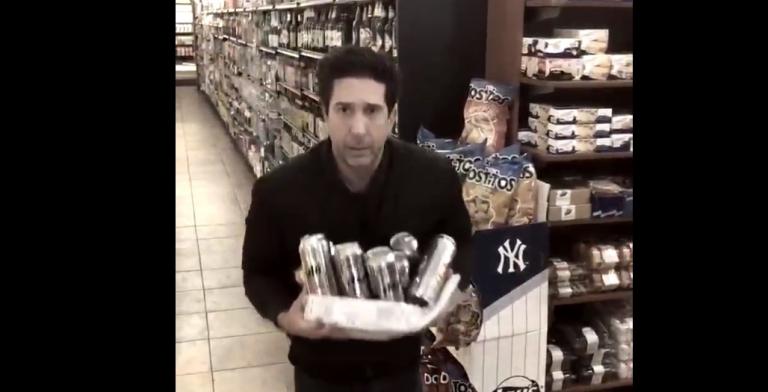 Απίστευτο βίντεο: Ο πραγματικός Ρος από τα «Φιλαράκια» τρολάρει την αστυνομία και… αρνείται ότι έκλεψε τις μπύρες