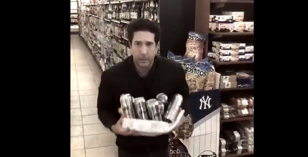 Απίστευτο βίντεο: Ο πραγματικός Ρος από τα «Φιλαράκια» τρολάρει την αστυνομία και… αρνείται ότι έκλεψε τις μπύρες